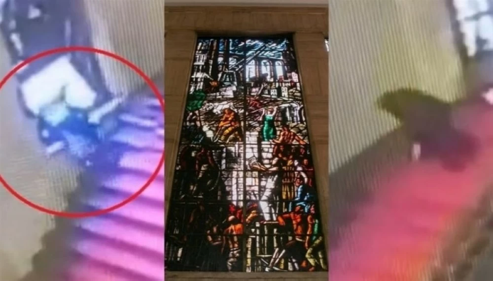 «سياسي» يتعثر ويحطّم كنزاً فنيّاً لا يُقدّر بثمن «سياسي» يتعثر ويحطّم كنزاً فنيّاً لا يُقدّر بثمن