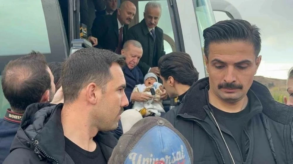 الرئيس التركي يتوقف فجأة.. رضيع يسرق الأضواء في أديامان!