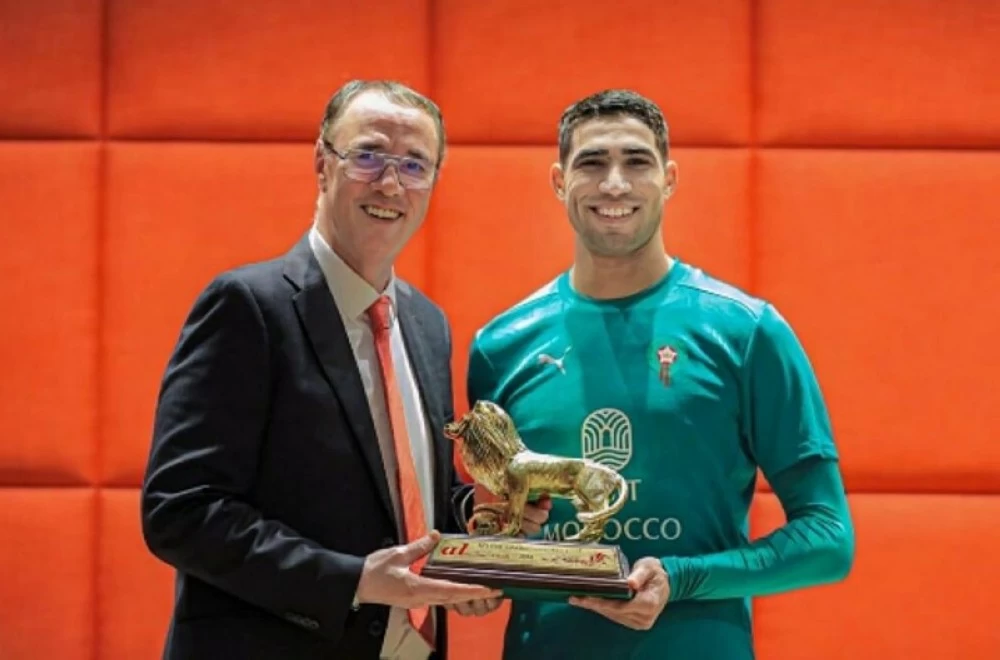 حكيمي يتوّج بجائزة الأسد الذهبي لأفضل لاعب أفريقي حكيمي يتوّج بجائزة الأسد الذهبي لأفضل لاعب أفريقي