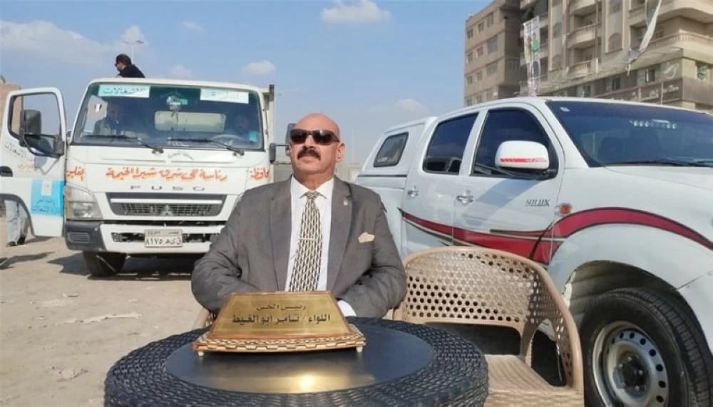 لماذا نقل مسؤول مصري مكتبه إلى الشارع؟ لماذا نقل مسؤول مصري مكتبه إلى الشارع؟