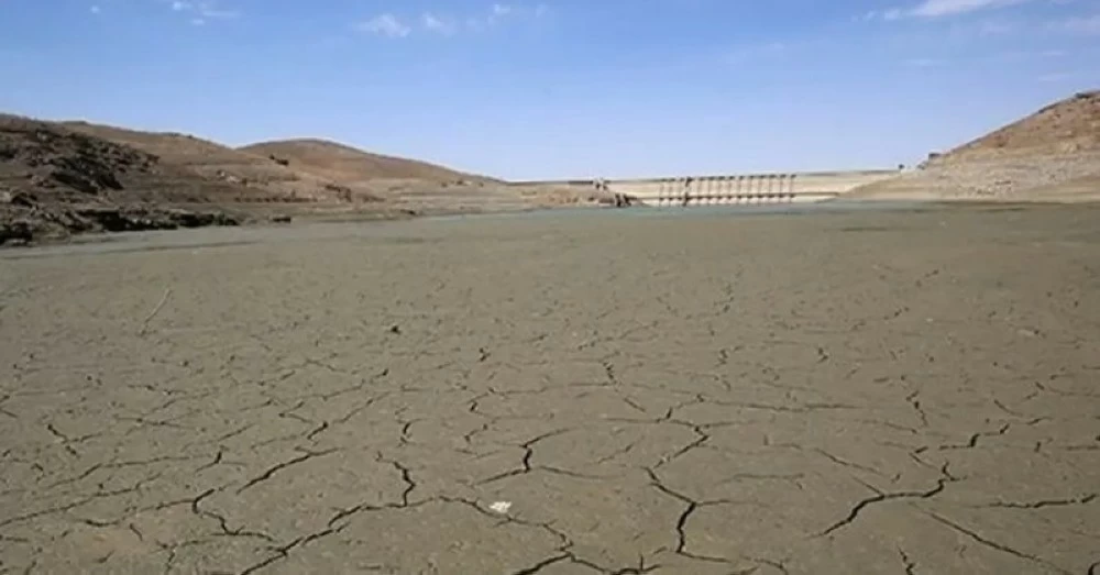 شح المياه يضرب إيران.. الحكومة ترد على «بزشكيان» بعد حديثه عن إخلاء طهران شح المياه يضرب إيران.. الحكومة ترد على «بزشكيان» بعد حديثه عن إخلاء طهران