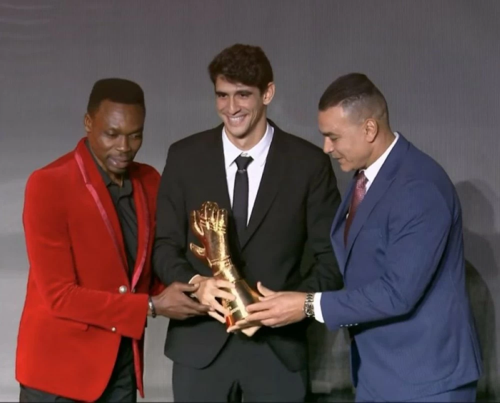 قفاز بونو الأفضل في أفريقيا