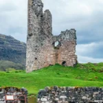 سياح يهدمون 500 عام من التاريخ لأجل «صورة» !