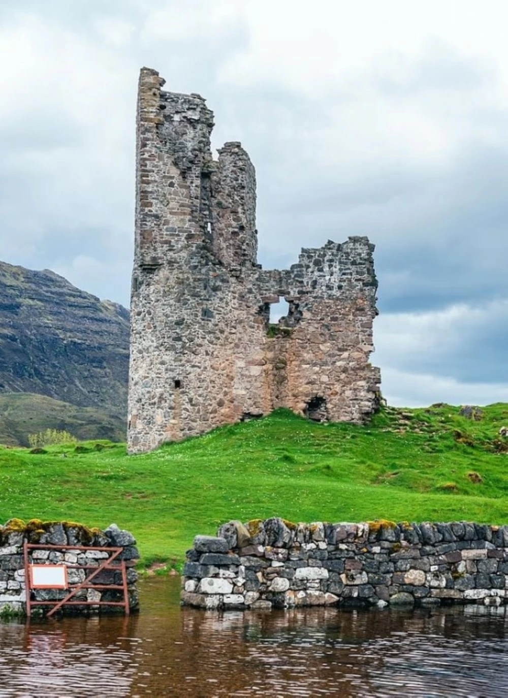 سياح يهدمون 500 عام من التاريخ لأجل «صورة» !