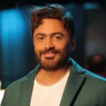 بعد عملية جراحية دقيقة في ألمانيا.. عودة تامر حسنى إلى مصر