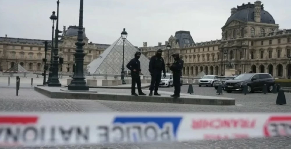 إيقاف 4 أشخاص جدد على خلفية سرقة مجوهرات «اللوفر»