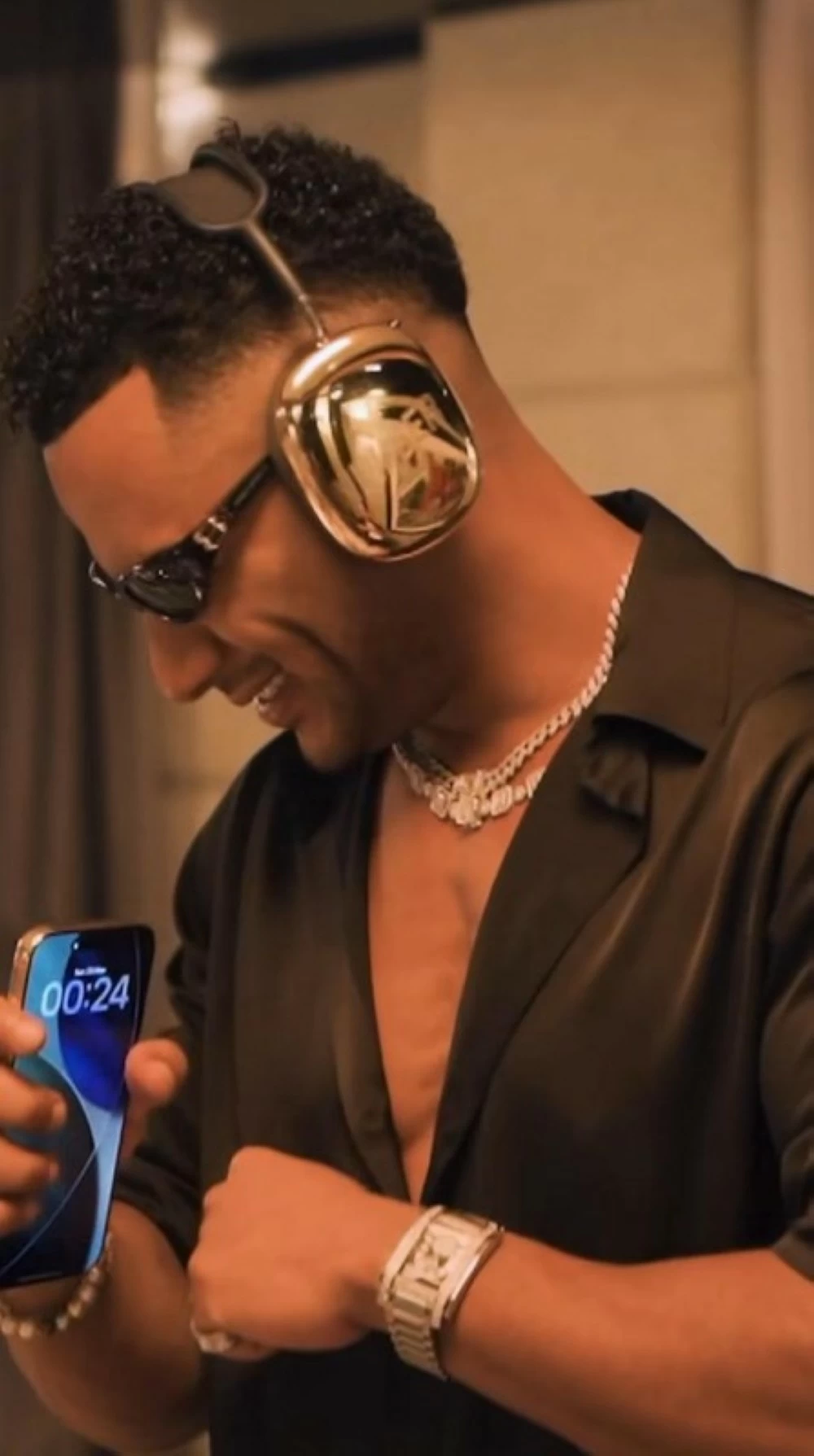 «1 Number» يثير الجدل مجدداً بسمّاعات ومايكروفون من الذهب!