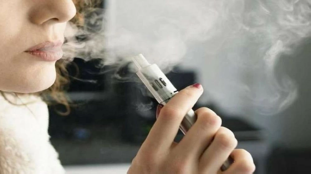 بسبب السجائر الإلكترونية.. امرأة تفقد قدرتها على الكلام والقراءة! بسبب السجائر الإلكترونية.. امرأة تفقد قدرتها على الكلام والقراءة!