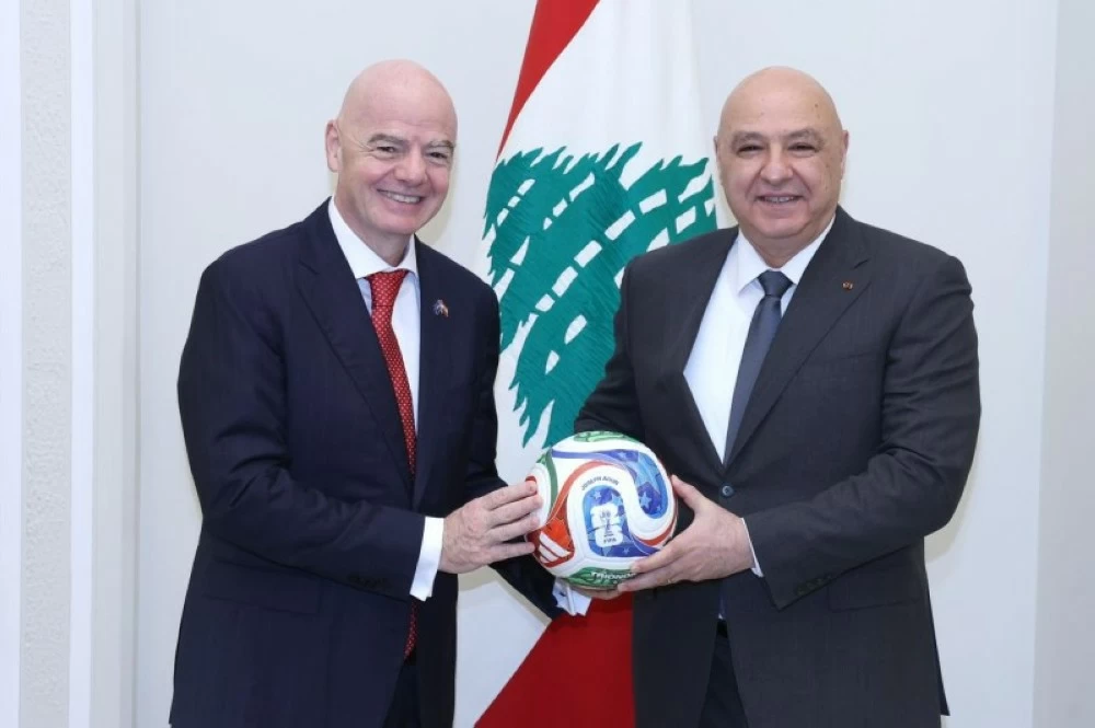 جوزاف عون يمنح الجنسية اللبنانية لـ «رئيس الفيفا» جوزاف عون يمنح الجنسية اللبنانية لـ «رئيس الفيفا»