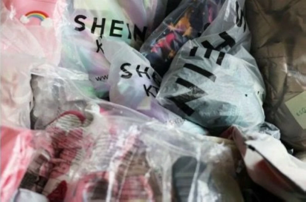 «شي إن» تعترف بسحب بضائع ملوثة وتتهم منصات عالمية ببيع المنتجات نفسها «شي إن» تعترف بسحب بضائع ملوثة وتتهم منصات عالمية ببيع المنتجات نفسها