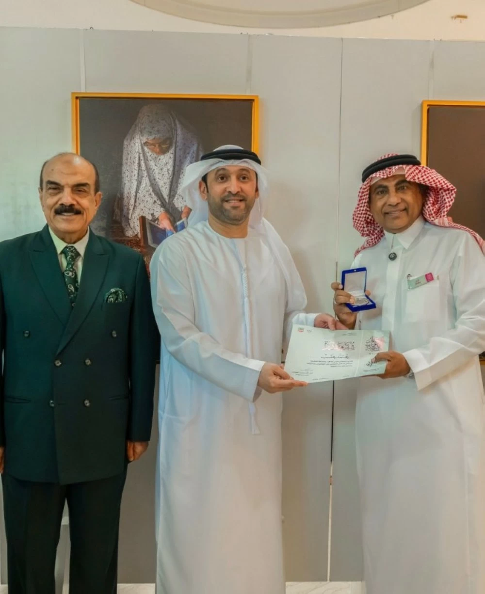 عدسة سعودية تُبهر الشارقة.. محمد محتسب يحصد فضية «بين الشمس والقمر» عدسة سعودية تُبهر الشارقة.. محمد محتسب يحصد فضية «بين الشمس والقمر»