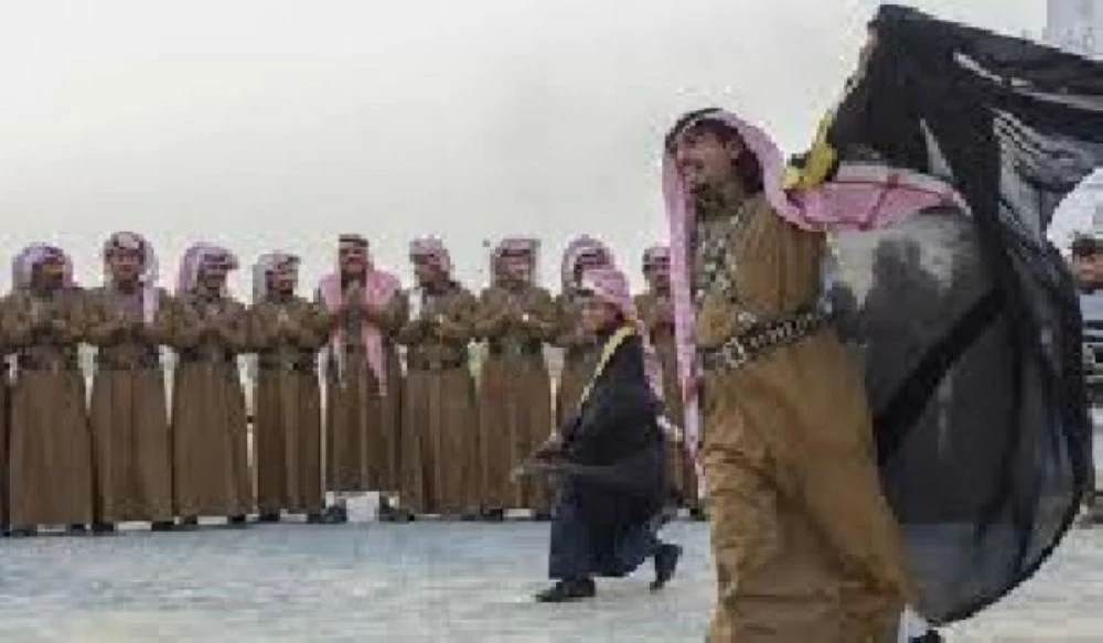 معلم يدرّس طلابه النحو بـ«الدحة الشعبية»