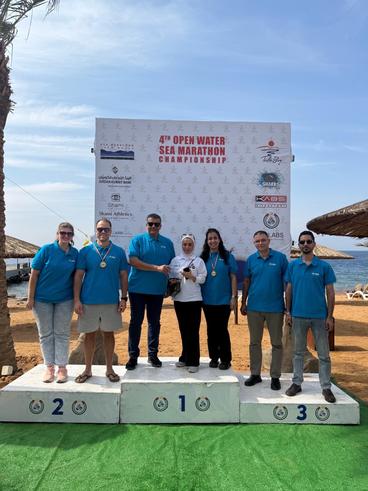 البنك الأردني الكويتي يرعى النسخة الرابعة من بطولة السباحة الحرة في “تالابي” العقبة