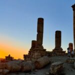 تقف أعمدة معبد هرقل الروماني فوق ربوة جبل القلعة، فيما يخبو ضوء الغروب على الأطلال، شاهدة على حضارات متعاقبة وعراقة التاريخ الأردني. تصوير وتعليق: رانا النمرات