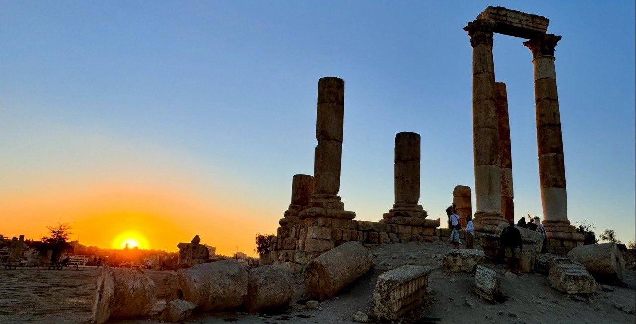 تقف أعمدة معبد هرقل الروماني فوق ربوة جبل القلعة، فيما يخبو ضوء الغروب على الأطلال، شاهدة على حضارات متعاقبة وعراقة التاريخ الأردني. تصوير وتعليق: رانا النمرات