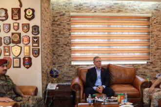 المساعد للعمليات والتدريب يلتقي وفدا عسكريا كنديا