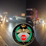 توقف سير شارع الـ 100 بالاتجاهين بعد اصطدام مركبة بعمود ضغط