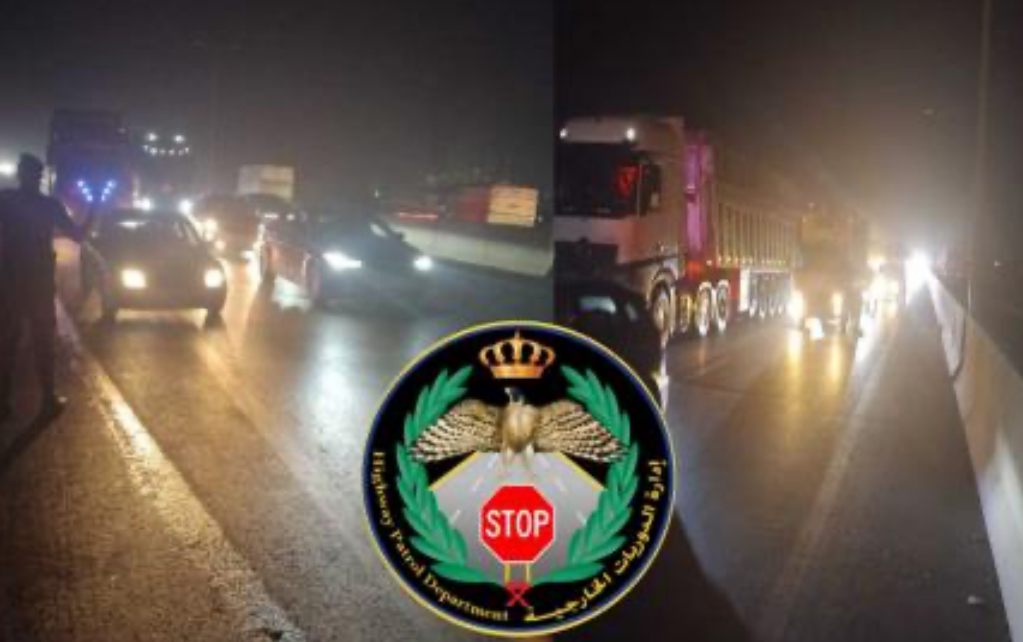 توقف سير شارع الـ 100 بالاتجاهين بعد اصطدام مركبة بعمود ضغط