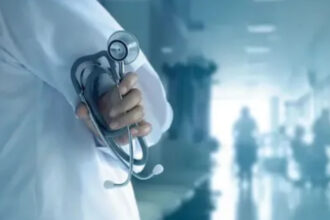 نقل طلاب من مدرسة خاصة إلى المستشفى إثر استنشاق مادة كيميائية