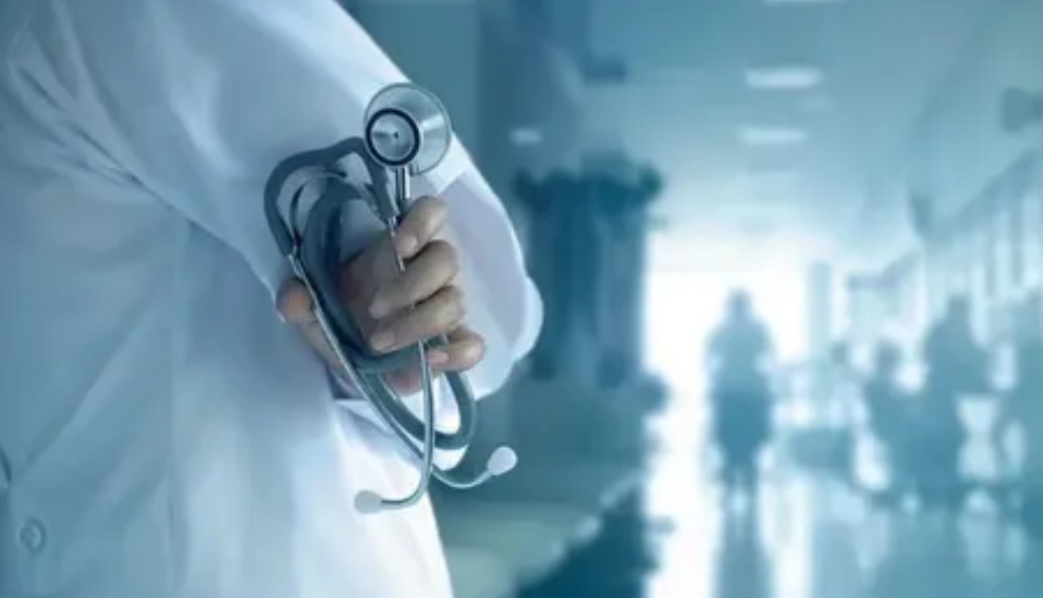 نقل طلاب من مدرسة خاصة إلى المستشفى إثر استنشاق مادة كيميائية نقل طلاب من مدرسة خاصة إلى المستشفى إثر استنشاق مادة كيميائية