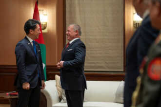 الملك يلتقي في طوكيو وزير الدفاع الياباني