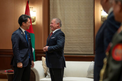 الملك يلتقي في طوكيو وزير الدفاع الياباني