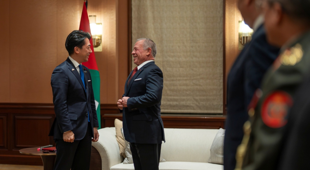 الملك يلتقي في طوكيو وزير الدفاع الياباني