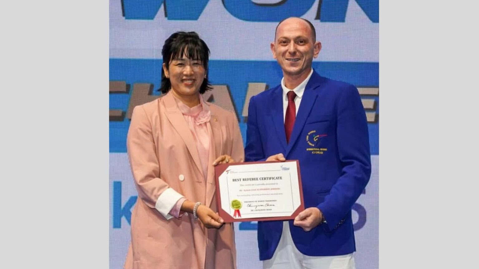 العداربة يفوز بجائزة أفضل حكم ببطولة التحدي العالمي للتايكواندو العداربة يفوز بجائزة أفضل حكم ببطولة التحدي العالمي للتايكواندو