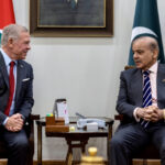 الملك يلتقي رئيس الوزراء الباكستاني في إسلام آباد ويؤكد أهمية توسيع التعاون