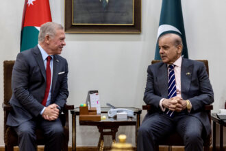 الملك يلتقي رئيس الوزراء الباكستاني في إسلام آباد ويؤكد أهمية توسيع التعاون