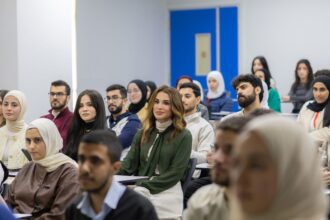 الملكة رانيا عبر انستغرام : بين أبنائي وبناتي في الجامعة الأردنية