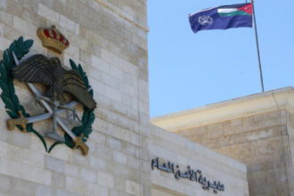 مداهمة أمنية في الرمثا نفذتها الأجهزة الأمنية بحق مطلوبين وخارجين عن القانون