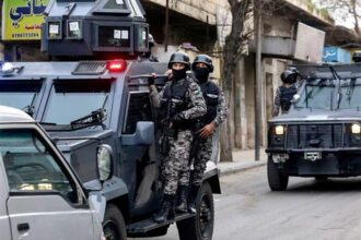 المومني: الأجهزة الأمنية تنفذ مداهمه أمنية لخارجين عن القانون في مدينة الرمثا