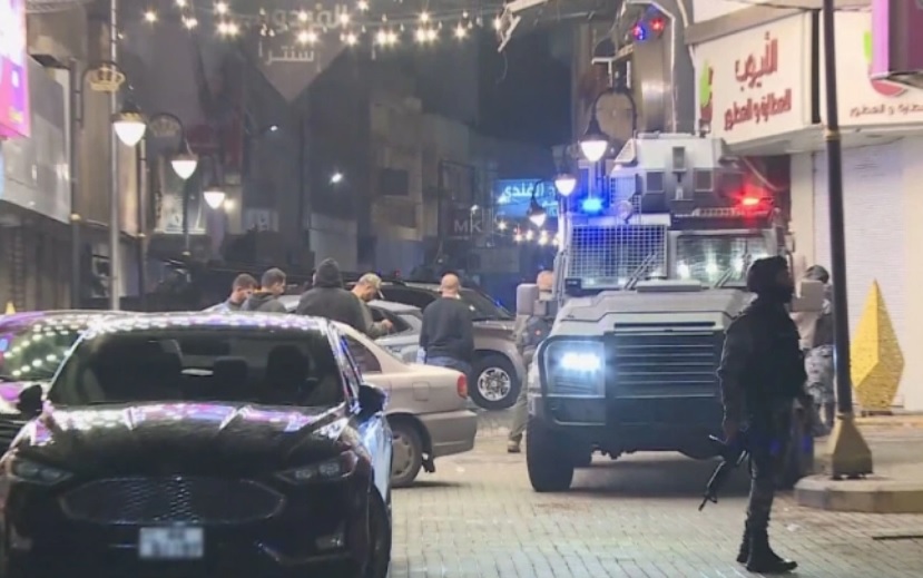 بيان أمني: قوة أمنيّة تنفّذ مداهمة في لواء الرمثا لشقيقين مطلوبين من حملة الفكر التكفيري بيان أمني: قوة أمنيّة تنفّذ مداهمة في لواء الرمثا لشقيقين مطلوبين من حملة الفكر التكفيري