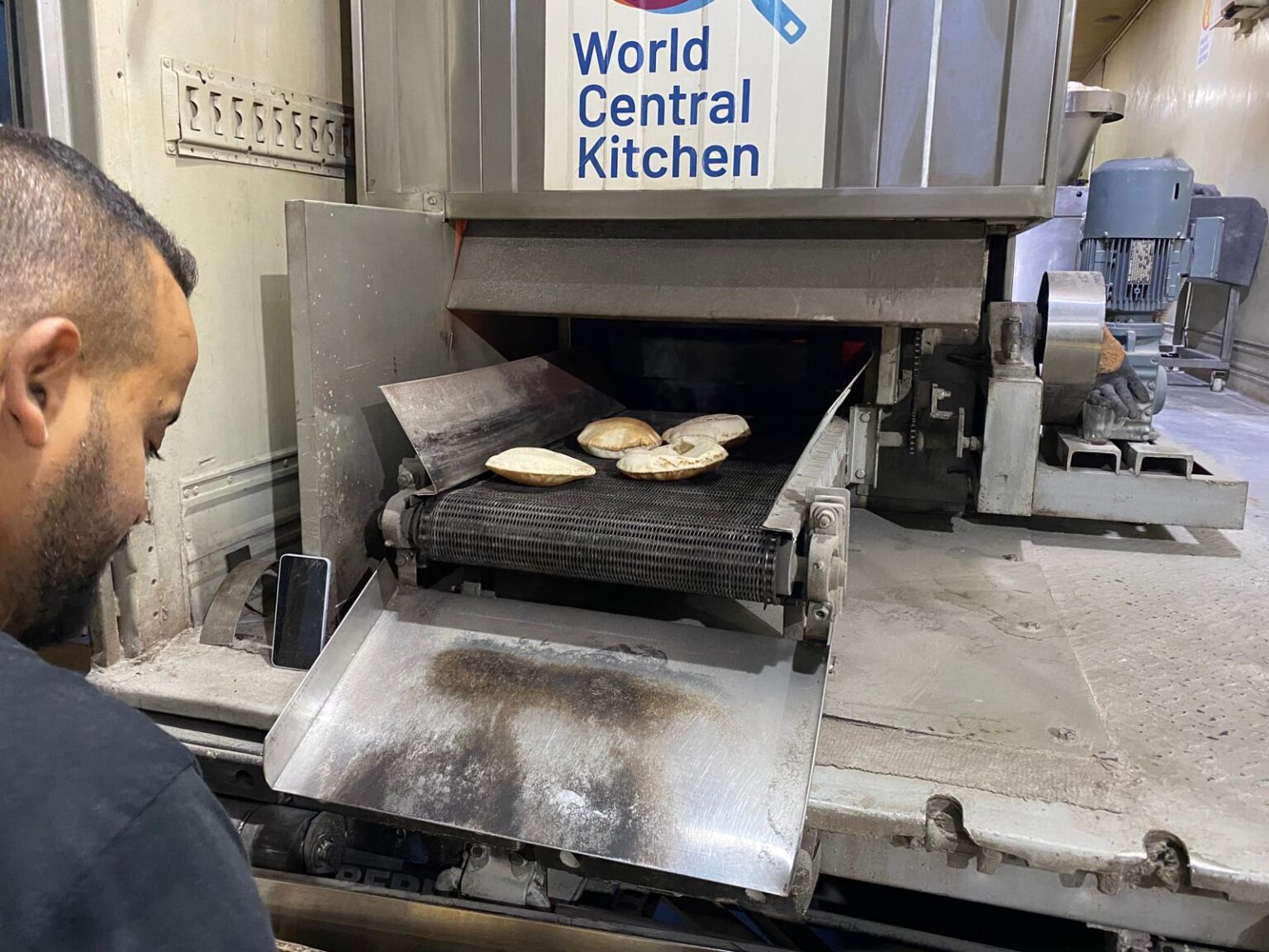 المخبز الأردني المتنقل في غزة ينتج حوالي 11 مليون رغيف خبز منذ بداية العام المخبز الأردني المتنقل في غزة ينتج حوالي 11 مليون رغيف خبز منذ بداية العام