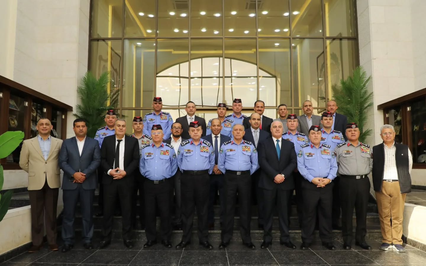 مدير الأمن العام يكرّم كبار الضبّاط المتقاعدين مدير الأمن العام يكرّم كبار الضبّاط المتقاعدين