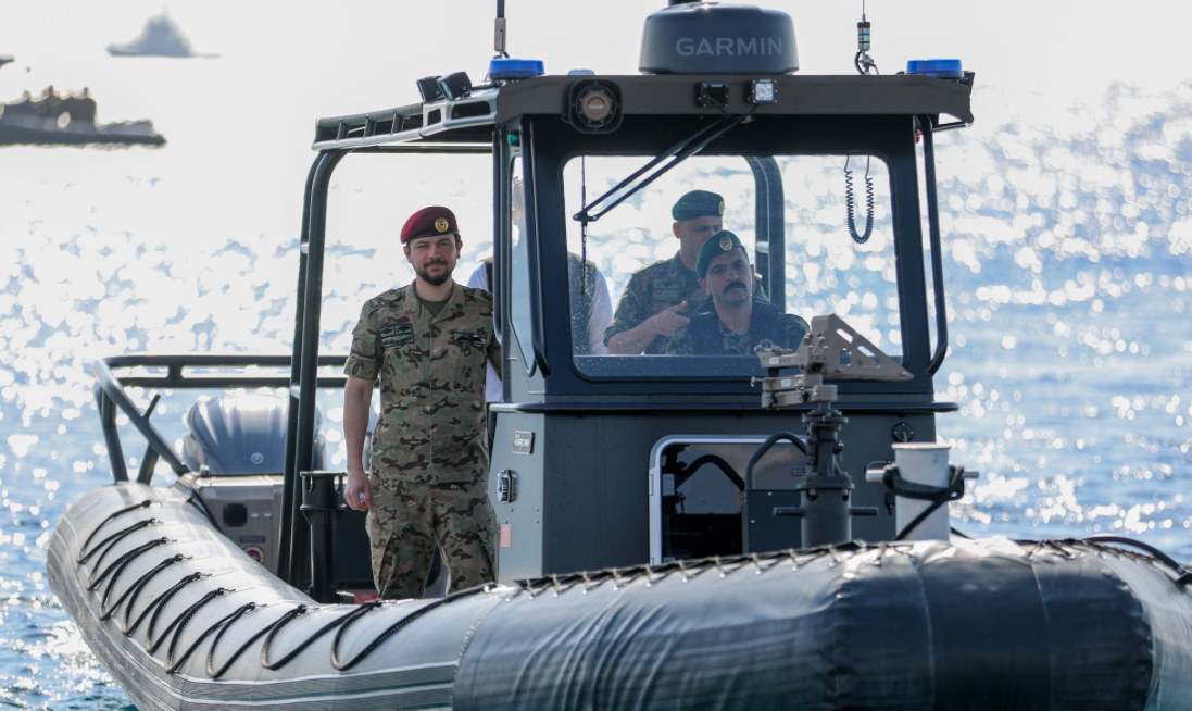 ولي العهد يزور فريق مكافحة الإرهاب المائي ولي العهد يزور فريق مكافحة الإرهاب المائي