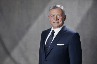 الملك يؤكد أهمية الاستفادة من تجربة الصندوق السيادي الإندونيسي (دانانتارا)