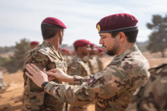 ولي العهد يتابع التمرين النهائي لدورة القوات الخاصة