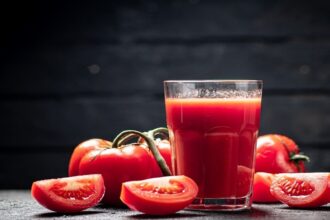 طبيبة: عصير الطماطم يحمي الرجال بعد الأربعين