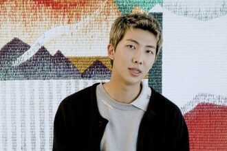 آر إم من ‘BTS’ وسامسونج يُطلقان فيلماً قصيراً يُبرز متعة الفن داخل المنزل عبر أجهزة تلفزيون سامسونج الفني