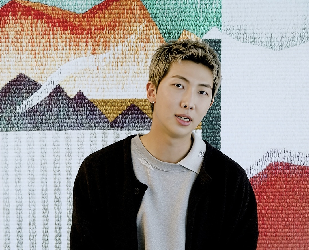 آر إم من ‘BTS’ وسامسونج يُطلقان فيلماً قصيراً يُبرز متعة الفن داخل المنزل عبر أجهزة تلفزيون سامسونج الفني آر إم من ‘BTS’ وسامسونج يُطلقان فيلماً قصيراً يُبرز متعة الفن داخل المنزل عبر أجهزة تلفزيون سامسونج الفني