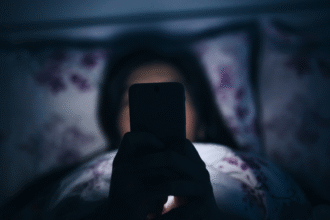 دراسة تشكك بأضرار تصفح الهاتف قبل النوم