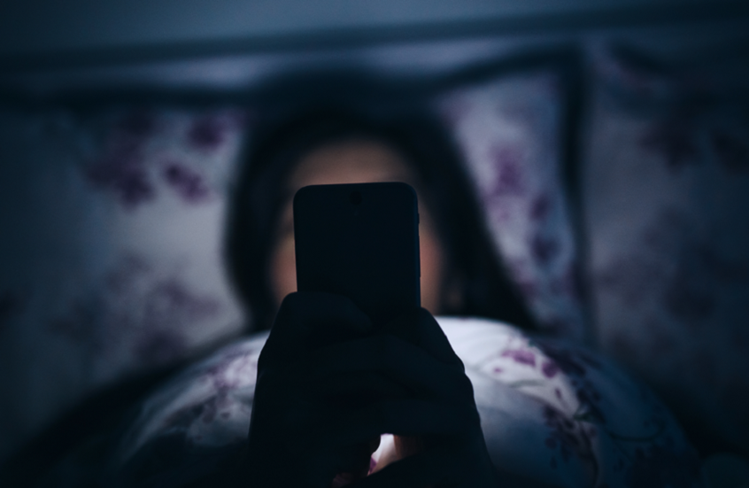 دراسة تشكك بأضرار تصفح الهاتف قبل النوم دراسة تشكك بأضرار تصفح الهاتف قبل النوم