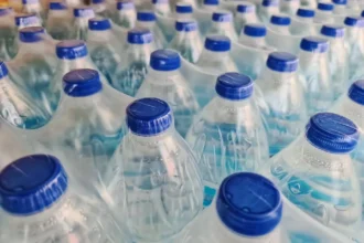 مواطنون يطالبون بتشديد الرقابة على بيع المياه المعبأة تحت أشعة الشمس في معان