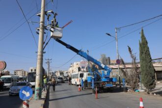“كهرباء إربد” تركّب محولات بتقنية الكهرباء الحية دون فصل التيار