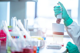 “البيئة”: تشكيل فريق متخصص لتفقد مختبرات المدارس وحصر موادها الكيماوية