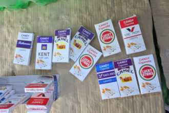 الغذاء والدواء: إغلاق بقالة بعد ضبط علكة مخالفة على شكل سجائر