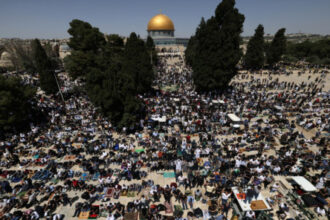 أكثر من 70 ألف مصل يؤدون صلاة الجمعة وصلاة الغائب في المسجد الأقصى​ 