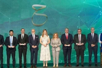 مندوبا عن الملك والملكة الأمير طلال يكرم الفائزين بجائزة الحسين لأبحاث السرطان